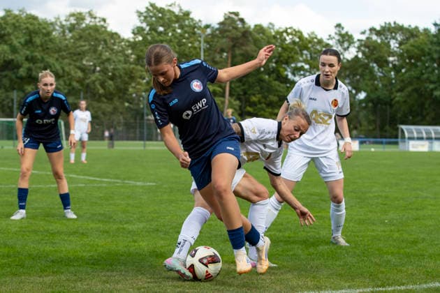 Regionalliga Nordost Frauen: 1. FFC Turbine Potsdam II vs. 1. FFV Erfurt; Potsdam; 30.08.2026 Lilly Wedler ( 16; 1. FFC Turbine Potsdam II) gegen Angelina Lübcke ( 9; 1. FFV Erfurt) Regionalliga Nordost Frauen: 1. FFC Turbine Potsdam II vs. 1. FFV Erfurt; Sportforum Potsdam Waldstadt Schlaatz; 30.08.2026 Copyright: xBEAUTIFULxSPORTS Duehringx