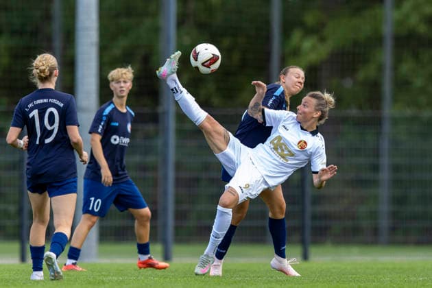 Regionalliga Nordost Frauen: 1. FFC Turbine Potsdam II vs. 1. FFV Erfurt; Potsdam; 30.08.2026 Angelina Lübcke ( 9; 1. FFV Erfurt) gegen Pia Pantel ( 14; 1. FFC Turbine Potsdam II) Regionalliga Nordost Frauen: 1. FFC Turbine Potsdam II vs. 1. FFV Erfurt; Sportforum Potsdam Waldstadt Schlaatz; 30.08.2026 Copyright: xBEAUTIFULxSPORTS Duehringx