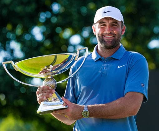 August 30, 2026, Atlanta, Georgia, USA: Scottie Scheffler (USA) holds the trophy after winning the final round of the 2026 TOUR Championship at East Lake Golf Club. PGA, Golf Herren 2026: TOUR Championship - Final Round  - ZUMAw109 20260830_fap_w109_034 Copyright: xDebbyxWongx