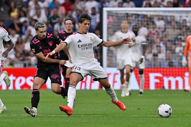 August 30, 2026, Madrid, Madrid, Spain: 15 ARDA GULER of Real Madrid CF being fouled during the match on Matchday 3 of the 2026-27 National League First Division Championship between REAL MADRID C.F. and MALAGA CF, played at the Bernabeu Stadium on August 30, 2026, in Madrid, Spain. Madrid Spain - ZUMAc312 20260830_zsp_c312_259 Copyright: xOscarxManuelxSanchezx