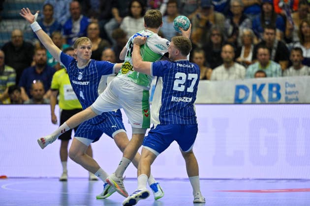 Gummersbach, Schwalbe Arena, 30.08.26, GER, Herren, Handball-Bundesliga, Opel HBL, Saison 2026-2027, VfL Gummersbach - SC Magdeburg Bild: v.li. im Zweikampf Ellidi Snaer VIDARSSON (Gummersbach), Gisli Thorgeir KRISTJANSSON (Magdeburg) und Kristjan HORZEN (Gummersbach) Nordrhein-Westfalen Deutschland