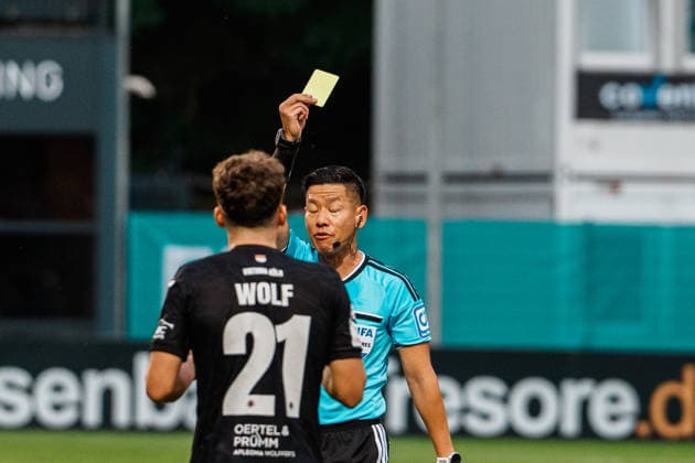 Deutschland: Fußball 3. Liga Männer 2026 - 2027, 3. Spieltag - FC Viktoria Köln vs SC Preußen Münster (Köln): Schiedsrichter Ryo Tanimoto (Japan, FIFA-Referee) gelbe Karte für David Otto (FC Viktoria Köln, 10) nah, Ermahnung, Verwarnung Copyright: xThiemoxRudolphx