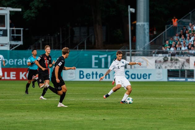 Deutschland: Fußball 3. Liga Männer 2026 - 2027, 3. Spieltag - FC Viktoria Köln vs SC Preußen Münster (Köln): Louis Kolbe (SC Preußen Münster, 2) spielt einen Pass, Spielaufbau, Angriff, Ballbesitz Copyright: xThiemoxRudolphx