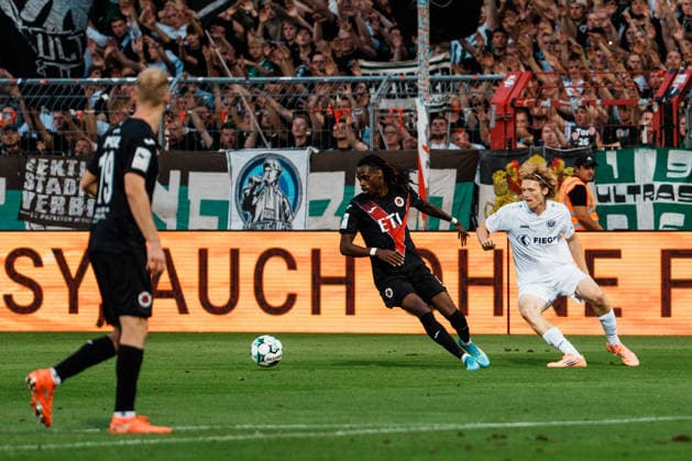 Deutschland: Fußball 3. Liga Männer 2026 - 2027, 3. Spieltag - FC Viktoria Köln vs SC Preußen Münster (Köln): Yannick Aime Tonye (FC Viktoria Köln, 7) Dribbling gegen Niklas Varelmann (SC Preußen Münster, 36) Copyright: xThiemoxRudolphx