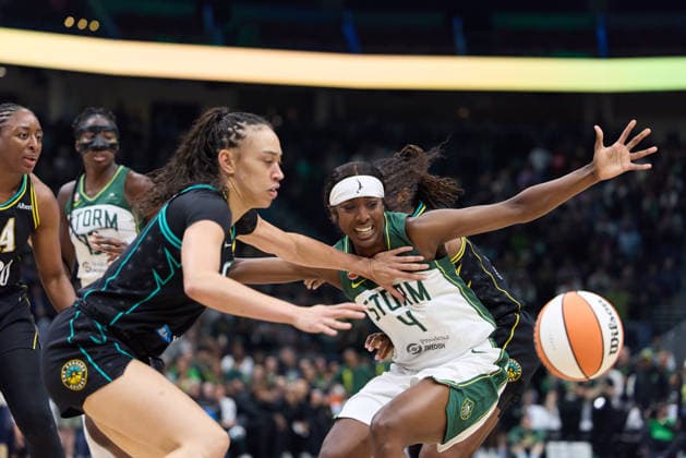 August 30, 2026, Seattle, Washington, USA: Seattle Storm guard FLAU JAE JOHNSON (4) loses control of the ball in the first quarter of the WNBA, Basketball Damen, USA match between the Seattle Storm and Los Angeles Sparks at Climate Pledge Arena in Seattle. Seattle USA - ZUMAd218 20260830_zsp_d218_002 Copyright: xRichardxDizonx