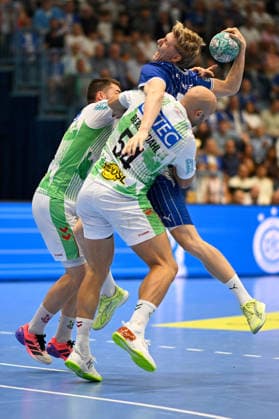 Gummersbach, Schwalbe Arena, 30.08.26, GER, Herren, Handball-Bundesliga, Opel HBL, Saison 2026-2027, VfL Gummersbach - SC Magdeburg Bild: v.li. im Zweikampf Garda Ingi SINDRASON (Gummersbach) und Oscar BERGENDAHL (Magdeburg) Nordrhein-Westfalen Deutschland
