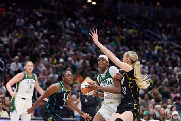 August 30, 2026, Seattle, Washington, USA: Seattle Storm center DOMINIQUE MALONGA (14) controls the ball while defended by Los Angeles Sparks forward CAMERON BRINK (22) in the first quarter of the WNBA, Basketball Damen, USA match between the Seattle Storm and Los Angeles Sparks at Climate Pledge Arena in Seattle. Seattle USA - ZUMAd218 20260830_zsp_d218_014 Copyright: xRichardxDizonx