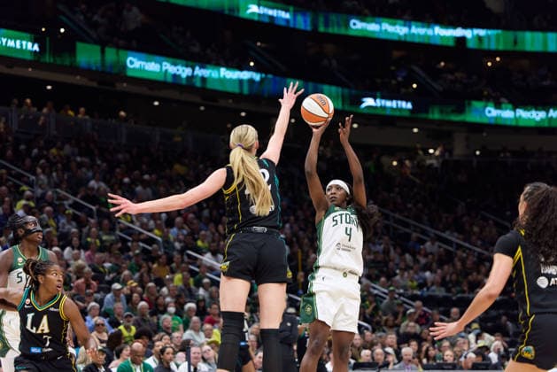 August 30, 2026, Seattle, Washington, USA: Seattle Storm guard FLAU JAE JOHNSON (4) attempts a field goal over Los Angeles Sparks forward CAMERON BRINK (22) in the second quarter of the WNBA, Basketball Damen, USA match between the Seattle Storm and Los Angeles Sparks at Climate Pledge Arena in Seattle. Seattle USA - ZUMAd218 20260830_zsp_d218_025 Copyright: xRichardxDizonx