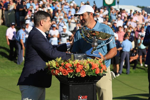 ATLANTA, GA - AUGUST 30: PGA, Golf Herren CEO Brian Rolapp hands the tropy to Scottie Scheffler after the fourth and final round of the PGA Tour Championship on August 30, 2026 at East Lake Golf Club in Atlanta, Georgia. (Photo by David J. Griffin Icon Sportswire) GOLF: AUG 30 PGA Tour Championship EDITORIAL USE ONLY Icon9532608301070