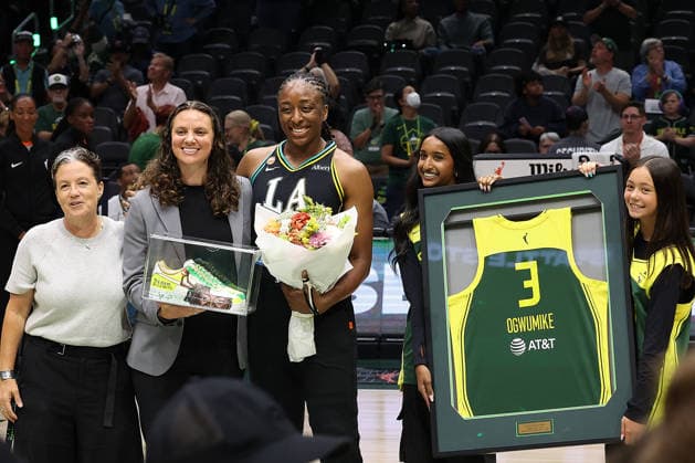 August 30, 2026, Seattle, Washington, USA: Los Angeles Sparks forward NNEKA OGWUMIKE (30) is honored during a ceremony prior to the WNBA, Basketball Damen, USA match between the Seattle Storm and Los Angeles Sparks at Climate Pledge Arena in Seattle. WNBA 2026: Los Angeles 90:74 Seattle  - ZUMAd218 20260830_zsp_d218_061 Copyright: xRichardxDizonx