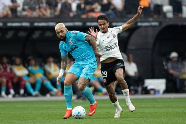 SAO PAULO, BRAZIL - AUGUST 30: Santos?s forward 9 Gabriel Barbosa fight for possession during a Brasileirao 2026, match between Corinthians vs Santos FC, at the Stadium Neo Quimica Arena, Brazil. (Photo by Leo Barrilari Sports Press Photo) Copyright: xLeoxBarrilari SportsxPressxPhotox Sportspressphoto_SPR221031