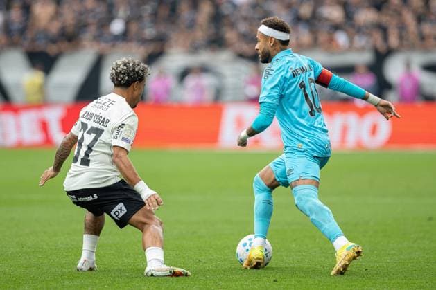 SAO PAULO, BRAZIL - AUGUST 30: Santos?s midfielder 10 Neymar Jr fight for possession during a Brasileirao 2026, match between Corinthians vs Santos FC, at the Stadium Neo Quimica Arena, Brazil. (Photo by Leo Barrilari Sports Press Photo) Copyright: xLeoxBarrilari SportsxPressxPhotox Sportspressphoto_SPR221034