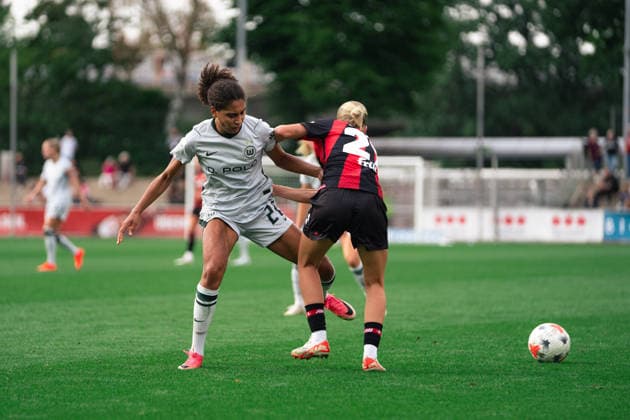 Cora Zicai of VfL Wolfsburg and Marlene Müller of Bayer 04 Leverkusen during the Google Pixel Frauen Bundesliga game between Bayer 04 Leverkusen and VfL Wolfsburg at Ulrich - Haberland Stadium in Leverkusen, Germany  Copyright: xLeoniexKiehlx xSPPx Sportspressphoto_SPR221049