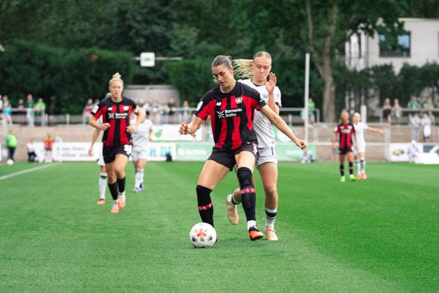 Selina Ostermeier of Bayer 04 Leverkusen and Weronika Arasniewicz of VfL Wolfsburg during the Google Pixel Frauen Bundesliga game between Bayer 04 Leverkusen and VfL Wolfsburg at Ulrich - Haberland Stadium in Leverkusen, Germany  Copyright: xLeoniexKiehlx xSPPx Sportspressphoto_SPR221064