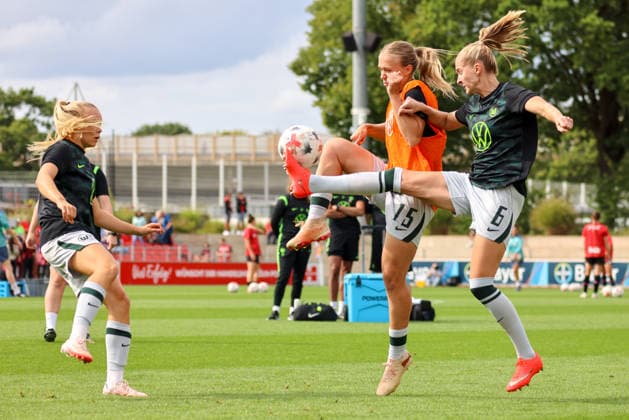 Leverkusen, Deutschland: 30.08.2026 - 1. Frauenbundesliga 2026 2027 - Bayer Leverkusen Frauen vs. VfL Wolfsburg Frauen Im Bild: v.li. Anny Kerim-Lindland (Wolfsburg), Weronika Arasniewicz (Wolfsburg) und Janina Minge (Wolfsburg) *** Leverkusen, Germany, August 30, 2026, Women s Bundesliga 2026–2027, Bayer Leverkusen Women vs. VfL Wolfsburg Women. Pictured, from left: Anny Kerim Lindland (Wolfsburg), Weronika Arasniewicz (Wolfsburg), and Janina Minge (Wolfsburg) Copyright: HMBxMedia MadeleinexFantini