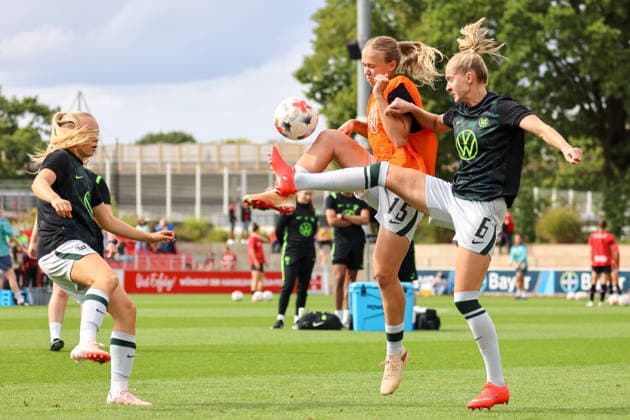 Leverkusen, Deutschland: 30.08.2026 - 1. Frauenbundesliga 2026 2027 - Bayer Leverkusen Frauen vs. VfL Wolfsburg Frauen Im Bild: v.li. Anny Kerim-Lindland (Wolfsburg), Weronika Arasniewicz (Wolfsburg) und Janina Minge (Wolfsburg) *** Leverkusen, Germany, August 30, 2026 – Women s Bundesliga 2026–2027: Bayer Leverkusen Women vs. VfL Wolfsburg Women. Pictured, from left: Anny Kerim Lindland (Wolfsburg), Weronika Arasniewicz (Wolfsburg), and Janina Minge (Wolfsburg) Copyright: HMBxMedia MadeleinexFantini