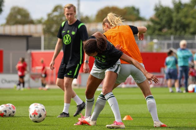 Leverkusen, Deutschland: 30.08.2026 - 1. Frauenbundesliga 2026 2027 - Bayer Leverkusen Frauen vs. VfL Wolfsburg Frauen Im Bild: v.li. Cora Zicai (Wolfsburg) und Sarai Linder (Wolfsburg) *** Leverkusen, Germany, August 30, 2026 – Women s Bundesliga 2026–2027: Bayer Leverkusen Women vs. VfL Wolfsburg Women. Pictured, from left: Cora Zicai (Wolfsburg) and Sarai Linder (Wolfsburg) Copyright: HMBxMedia MadeleinexFantini