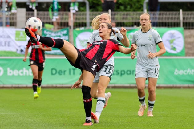 Leverkusen, Deutschland: 30.08.2026 - 1. Frauenbundesliga 2026 2027 - Bayer Leverkusen Frauen vs. VfL Wolfsburg Frauen Im Bild: v.li. im Zweikampf Selina Ostermeier (Leverkusen) und Anny Kerim-Lindland (Wolfsburg) *** Leverkusen, Germany, August 30, 2026, Women s Bundesliga 2026–2027, Bayer Leverkusen Women vs. VfL Wolfsburg Women. Pictured, from left, in a tackle: Selina Ostermeier (Leverkusen) and Anny Kerim Lindland (Wolfsburg) Copyright: HMBxMedia MadeleinexFantini
