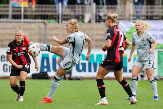 Leverkusen, Deutschland: 30.08.2026 - 1. Frauenbundesliga 2026 2027 - Bayer Leverkusen Frauen vs. VfL Wolfsburg Frauen Im Bild: v.li. Vanessa Fudalla (Leverkusen), Janina Minge (Wolfsburg), Cornelia Kramer (Leverkusen) und Thea Bjelde (Wolfsburg) *** Leverkusen, Germany, August 30, 2026, Women s Bundesliga 2026–2027: Bayer Leverkusen Women vs. VfL Wolfsburg Women. Pictured, from left: Vanessa Fudalla (Leverkusen), Janina Minge (Wolfsburg), Cornelia Kramer (Leverkusen), and Thea Bjelde (Wolfsburg) Copyright: HMBxMedia MadeleinexFantini