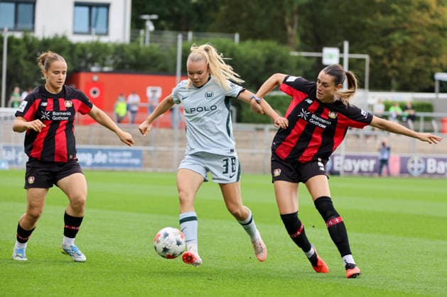 Leverkusen, Deutschland: 30.08.2026 - 1. Frauenbundesliga 2026 2027 - Bayer Leverkusen Frauen vs. VfL Wolfsburg Frauen Im Bild: v.li. Paulina Platner (Leverkusen), Anny Kerim-Lindland (Wolfsburg) und Selina Ostermeier (Leverkusen) *** Leverkusen, Germany, August 30, 2026, Women s Bundesliga 2026–2027, Bayer Leverkusen Women vs. VfL Wolfsburg Women. Pictured from left: Paulina Platner (Leverkusen), Anny Kerim Lindland (Wolfsburg), and Selina Ostermeier (Leverkusen) Copyright: HMBxMedia MadeleinexFantini
