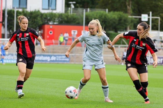 Leverkusen, Deutschland: 30.08.2026 - 1. Frauenbundesliga 2026 2027 - Bayer Leverkusen Frauen vs. VfL Wolfsburg Frauen Im Bild: v.li. Paulina Platner (Leverkusen), Anny Kerim-Lindland (Wolfsburg) und Selina Ostermeier (Leverkusen) *** Leverkusen, Germany, August 30, 2026, Women s Bundesliga 2026–2027: Bayer Leverkusen Women vs. VfL Wolfsburg Women. Pictured, from left: Paulina Platner (Leverkusen), Anny Kerim Lindland (Wolfsburg), and Selina Ostermeier (Leverkusen) Copyright: HMBxMedia MadeleinexFantini