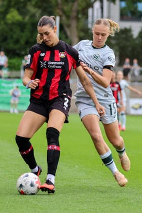 Leverkusen, Deutschland: 30.08.2026 - 1. Frauenbundesliga 2026 2027 - Bayer Leverkusen Frauen vs. VfL Wolfsburg Frauen Im Bild: v.li. im Zweikampf Selina Ostermeier (Wolfsburg) und Weronika Arasniewicz (Wolfsburg) *** Leverkusen, Germany, August 30, 2026, Women s Bundesliga 2026–2027, Bayer Leverkusen Women vs. VfL Wolfsburg Women. Pictured, from left, in a tackle: Selina Ostermeier (Wolfsburg) and Weronika Arasniewicz (Wolfsburg) Copyright: HMBxMedia MadeleinexFantini