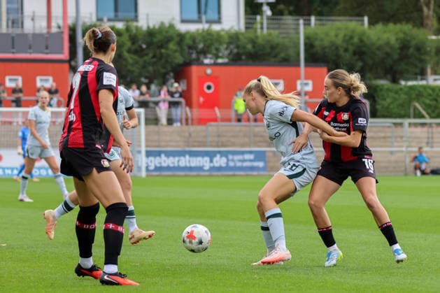 Leverkusen, Deutschland: 30.08.2026 - 1. Frauenbundesliga 2026 2027 - Bayer Leverkusen Frauen vs. VfL Wolfsburg Frauen Im Bild: v.li. im Zweikampf Anny Kerim-Lindland (Wolfsburg) und Sofie Zdebel (Leverkusen) *** Leverkusen, Germany, August 30, 2026 – Women s Bundesliga 2026–2027: Bayer Leverkusen Women vs. VfL Wolfsburg Women. Pictured, from left, in a tackle: Anny Kerim Lindland (Wolfsburg) and Sofie Zdebel (Leverkusen) Copyright: HMBxMedia MadeleinexFantini