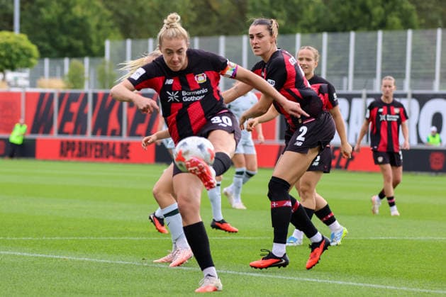 Leverkusen, Deutschland: 30.08.2026 - 1. Frauenbundesliga 2026 2027 - Bayer Leverkusen Frauen vs. VfL Wolfsburg Frauen Im Bild: v.li. Carolin Simon (Leverkusen) und Selina Ostermeier (Leverkusen) *** Leverkusen, Germany, August 30, 2026; Women s Bundesliga 2026–2027: Bayer Leverkusen Women vs. VfL Wolfsburg Women. Pictured, from left: Carolin Simon (Leverkusen) and Selina Ostermeier (Leverkusen) Copyright: HMBxMedia MadeleinexFantini