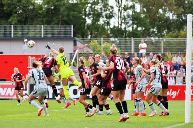 Leverkusen, Deutschland: 30.08.2026 - 1. Frauenbundesliga 2026 2027 - Bayer Leverkusen Frauen vs. VfL Wolfsburg Frauen Im Bild: v.li. die Dritte Torhüterin Rafaela Borggräfe Borggraefe (Leverkusen) faustet den Ball vom Leverkusener Tor weg und verhindert eine Torchance für Leverkusen *** Leverkusen, Germany, August 30, 2026, Women s Bundesliga 2026–2027: Bayer Leverkusen Women vs. VfL Wolfsburg Women. Pictured from left: Leverkusen s third goalkeeper, Rafaela Borggräfe, punches the ball away from the Leverkusen goal and prevents a scoring opportunity for Leverkusen Copyright: HMBxMedia MadeleinexFantini