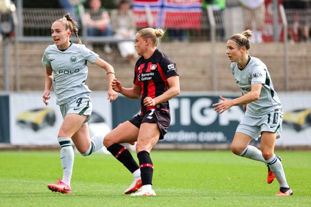 Leverkusen, Deutschland: 30.08.2026 - 1. Frauenbundesliga 2026 2027 - Bayer Leverkusen Frauen vs. VfL Wolfsburg Frauen Im Bild: v.li. Sophia Kleinherne (Wolfsburg), Cornelia Kramer (Leverkusen) und Svenja Huth (Wolfsburg) *** Leverkusen, Germany, August 30, 2026 – Women’s Bundesliga 2026–2027: Bayer Leverkusen Women vs. VfL Wolfsburg Women. Pictured, from left: Sophia Kleinherne (Wolfsburg), Cornelia Kramer (Leverkusen), and Svenja Huth (Wolfsburg) Copyright: HMBxMedia MadeleinexFantini