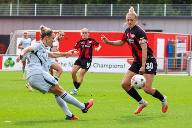 Leverkusen, Deutschland: 30.08.2026 - 1. Frauenbundesliga 2026 2027 - Bayer Leverkusen Frauen vs. VfL Wolfsburg Frauen Im Bild: v.li. im Zweikampf Svenja Huth (Wolfsburg) und Carolin Simon (Leverkusen) *** Leverkusen, Germany, August 30, 2026, Women s Bundesliga 2026–2027, Bayer Leverkusen Women vs. VfL Wolfsburg Women. Pictured, from left, in a tackle: Svenja Huth (Wolfsburg) and Carolin Simon (Leverkusen). Copyright: HMBxMedia MadeleinexFantini