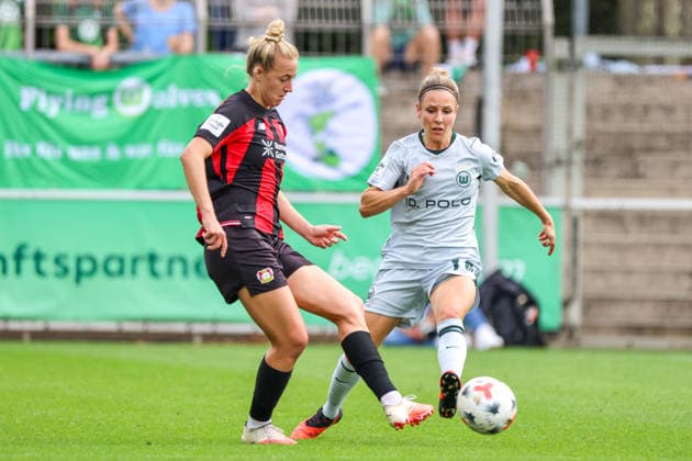 Leverkusen, Deutschland: 30.08.2026 - 1. Frauenbundesliga 2026 2027 - Bayer Leverkusen Frauen vs. VfL Wolfsburg Frauen Im Bild: v.li. Carolin Simon (Leverkusen) und Svenja Huth (Wolfsburg) *** Leverkusen, Germany, August 30, 2026; Women s Bundesliga 2026–2027: Bayer Leverkusen Women vs. VfL Wolfsburg Women. Pictured, from left: Carolin Simon (Leverkusen) and Svenja Huth (Wolfsburg) Copyright: HMBxMedia MadeleinexFantini