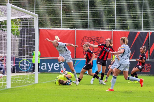 Leverkusen, Deutschland: 30.08.2026 - 1. Frauenbundesliga 2026 2027 - Bayer Leverkusen Frauen vs. VfL Wolfsburg Frauen Im Bild: v.li. Torhüterin Rafaela Borggräfe Borggraefe (Leverkusen) wirft sich auf das Spielfeld und hält den Ball gegen Camilla Küver Kuever (Wolfsburg), die über sie springt *** Leverkusen, Germany, August 30, 2026, Women’s Bundesliga 2026–2027, Bayer Leverkusen Women vs. VfL Wolfsburg Women. Pictured from left: Leverkusen goalkeeper Rafaela Borggräfe throws herself onto the field and blocks the ball against Camilla Küver (Kuever) of Wolfsburg, who jumps over her Copyright: HMBxMedia MadeleinexFantini