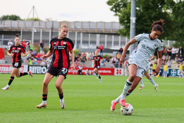 Leverkusen, Deutschland: 30.08.2026 - 1. Frauenbundesliga 2026 2027 - Bayer Leverkusen Frauen vs. VfL Wolfsburg Frauen Im Bild: v.li. Marlene Müller Mueller (Leverkusen) und Cora Zicai (Wolfsburg) *** Leverkusen, Germany, August 30, 2026, Women s Bundesliga 2026–2027, Bayer Leverkusen Women vs. VfL Wolfsburg Women. Pictured, from left: Marlene Müller Mueller (Leverkusen) and Cora Zicai (Wolfsburg) Copyright: HMBxMedia MadeleinexFantini