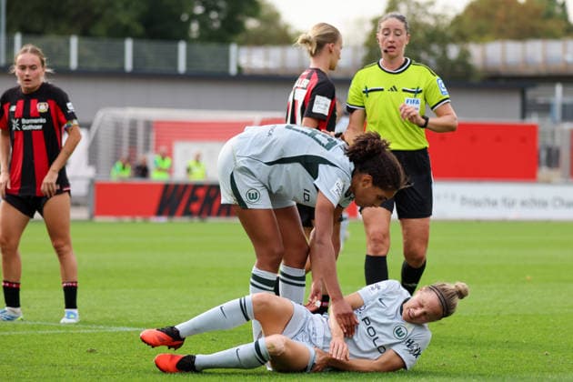 Leverkusen, Deutschland: 30.08.2026 - 1. Frauenbundesliga 2026 2027 - Bayer Leverkusen Frauen vs. VfL Wolfsburg Frauen Im Bild: Svenja Huth (Wolfsburg) liegt verletzt auf dem Spielfeld, daneben Cora Zicai (Wolfsburg) und Schiedsrichterin Franziska Wildfeuer (Deutschland) *** Leverkusen, Germany, August 30, 2026, Women s Bundesliga 2026–2027, Bayer Leverkusen Women vs. VfL Wolfsburg Women. Pictured: Svenja Huth of Wolfsburg lies injured on the field, next to her are Cora Zicai of Wolfsburg and referee Franziska Wildfeuer of Germany Copyright: HMBxMedia MadeleinexFantini