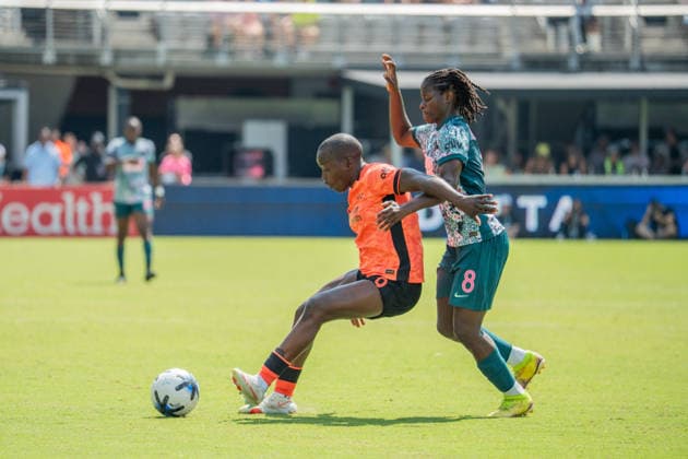 Washington D.C., United States, August 30th 2026: Racheal Kundananji (9 Bay FC) and Monique Ngock (8 Washington Spirit) fight for the ball during the National Women s Soccer League match between the Washington Spirit and Bay FC at Audi Field in Washington, D.C., United States. (Taneen Momeni SPP) Copyright: xTaneenxMomenix xSPPx spp-en-TaMoSp-260823_WashingtonSpiritvsBayFC_TaneenMomeni42