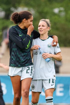 Leverkusen, Deutschland: 30.08.2026 - 1. Frauenbundesliga 2026 2027 - Bayer Leverkusen Frauen vs. VfL Wolfsburg Frauen Im Bild: v.li. Cora Zicai (Wolfsburg) und Svenja Huth (Wolfsburg) beim Abschlussjubel nach dem 2:1 Sieg gegen Leverkusen *** Leverkusen, Germany, August 30, 2026 – Women’s Bundesliga 2026–2027: Bayer Leverkusen Women vs. VfL Wolfsburg Women. Pictured, from left: Cora Zicai (Wolfsburg) and Svenja Huth (Wolfsburg) celebrating their 2–1 victory over Leverkusen. Copyright: HMBxMedia MadeleinexFantini