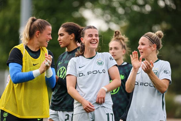 Leverkusen, Deutschland: 30.08.2026 - 1. Frauenbundesliga 2026 2027 - Bayer Leverkusen Frauen vs. VfL Wolfsburg Frauen Im Bild: v.li. Torhüterin Martina Tufekoviic (Wolfsburg), Cora Zicai (Wolfsburg), Katharina Piljic (Wolfsburg) und Svenja Huth (Wolfsburg) beim Abschlussjubel nach dem 2:1 Sieg gegen Leverkusen *** Leverkusen, Germany, August 30, 2026 – Women’s Bundesliga 2026–2027: Bayer Leverkusen Women vs. VfL Wolfsburg Women. Pictured, from left: Goalkeeper Martina Tufekoviic (Wolfsburg), Cora Zicai (Wolfsburg), Katharina Piljic (Wolfsburg) and Svenja Huth (Wolfsburg) celebrating their 2–1 victory over Leverkusen Copyright: HMBxMedia MadeleinexFantini
