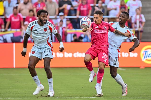 ST. LOUIS, MO - AUGUST 30: Alexandru Matan (23) of the St. Louis CITY SC tries to control the ball against the defense of Sebastien Ibeagha (25) of the FC Dallas and Osaze Urhoghide (3) of the FC Dallas during the MLS, Fussball Herren, USA regular season match where St. Louis CITY SC hosted FC Dallas on Sunday August 30th, 2026, at Energizer Park in St. Louis City, MO. (Photo by Rick Ulreich Icon Sportswire) SOCCER: AUG 30 MLS St. Louis CITY SC vs FC Dallas EDITORIAL USE ONLY Icon26083001