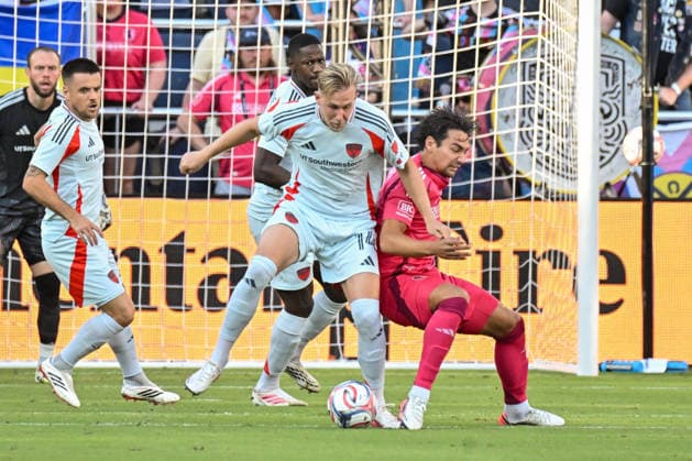 ST. LOUIS, MO - AUGUST 30: Sebastien Ibeagha (25) of the FC Dallas and Simon Becher (11) of the St. Louis CITY SC battle for control of the ball during the MLS, Fussball Herren, USA regular season match where St. Louis CITY SC hosted FC Dallas on Sunday August 30th, 2026, at Energizer Park in St. Louis City, MO. (Photo by Rick Ulreich Icon Sportswire) SOCCER: AUG 30 MLS St. Louis CITY SC vs FC Dallas EDITORIAL USE ONLY Icon26083002