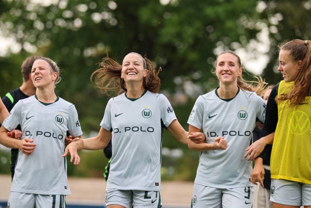 Leverkusen, Deutschland: 30.08.2026 - 1. Frauenbundesliga 2026 2027 - Bayer Leverkusen Frauen vs. VfL Wolfsburg Frauen Im Bild: v.li. Svenja Huth (Wolfsburg), Joelle Wedemeyer (Wolfsburg), Lara Prasnikar (Wolfsburg) und Mara Alber (Wolfsburg) beim Abschlussjubel nach dem 2:1 Sieg gegen Leverkusen *** Leverkusen, Germany, August 30, 2026 – Women’s Bundesliga 2026–2027: Bayer Leverkusen Women vs. VfL Wolfsburg Women. Pictured from left: Svenja Huth (Wolfsburg), Joelle Wedemeyer (Wolfsburg), Lara Prasnikar (Wolfsburg) and Mara Alber (Wolfsburg) celebrating their 2–1 victory over Leverkusen Copyright: HMBxMedia MadeleinexFantini