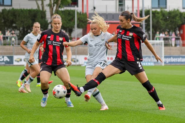 30.08.2026, xgrfx, Fussball Google Pixel Frauen-Bundesliga, Bayer Leverkusen - VfL Wolfsburg v.l. Anny Kerim-Lindland (VfL Wolfsburg), Selina Ostermeier (Bayer Leverkusen) Leverkusen *** August 30, 2026, xgrfx, Soccer Google Pixel Women s Bundesliga, Bayer Leverkusen vs. VfL Wolfsburg, Anny Kerim Lindland (VfL Wolfsburg), Selina Ostermeier (Bayer Leverkusen), Leverkusen