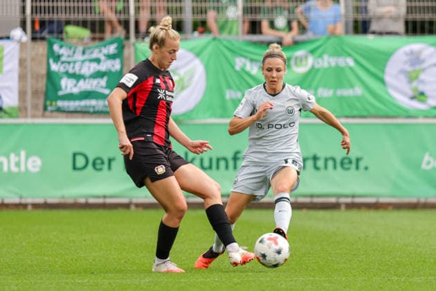 30.08.2026, xgrfx, Fussball Google Pixel Frauen-Bundesliga, Bayer Leverkusen - VfL Wolfsburg v.l. Carolin Simon (Bayer Leverkusen), Svenja Huth (VfL Wolfsburg) Leverkusen *** August 30, 2026, xgrfx, Soccer Google Pixel Women s Bundesliga, Bayer Leverkusen vs. VfL Wolfsburg: Carolin Simon (Bayer Leverkusen), Svenja Huth (VfL Wolfsburg), Leverkusen