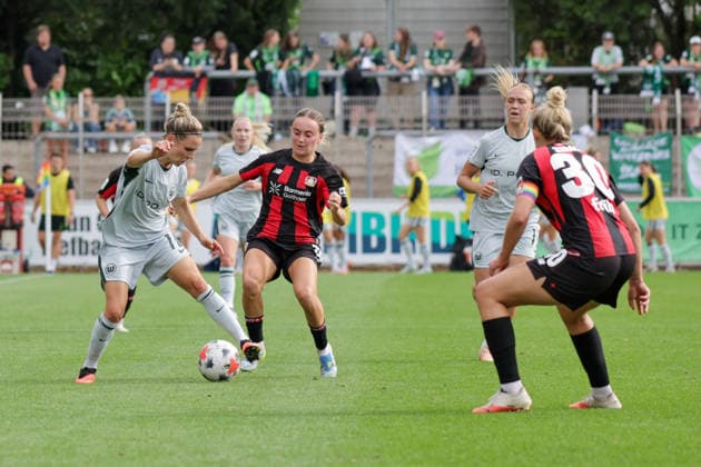 30.08.2026, xgrfx, Fussball Google Pixel Frauen-Bundesliga, Bayer Leverkusen - VfL Wolfsburg v.l. Svenja Huth (VfL Wolfsburg), Sofie Zdebel (Bayer Leverkusen) Leverkusen *** August 30, 2026, xgrfx, Soccer Google Pixel Women s Bundesliga, Bayer Leverkusen vs. VfL Wolfsburg, Svenja Huth (VfL Wolfsburg), Sofie Zdebel (Bayer Leverkusen), Leverkusen