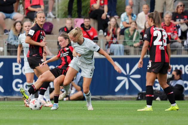 30.08.2026, xgrfx, Fussball Google Pixel Frauen-Bundesliga, Bayer Leverkusen - VfL Wolfsburg v.l. Sofie Zdebel (Bayer Leverkusen), Ella Peddemors (VfL Wolfsburg) Leverkusen *** August 30, 2026, xgrfx, Soccer Google Pixel Women s Bundesliga, Bayer Leverkusen vs. VfL Wolfsburg, Sofie Zdebel (Bayer Leverkusen), Ella Peddemors (VfL Wolfsburg), Leverkusen