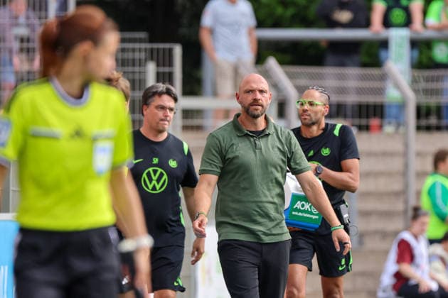 Leverkusen, Deutschland: 30.08.2026 - 1. Frauenbundesliga 2026 2027 - Bayer Leverkusen Frauen vs. VfL Wolfsburg Frauen Im Bild: Cheftrainer Stephan Lerch (Wolfsburg) *** Leverkusen, Germany, August 30, 2026, Women s Bundesliga 2026–2027, Bayer Leverkusen Women vs. VfL Wolfsburg Women. Pictured: Head Coach Stephan Lerch of Wolfsburg Copyright: HMBxMedia MadeleinexFantini