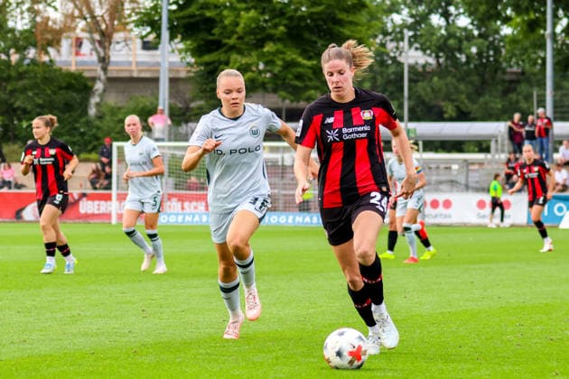 Leverkusen, Deutschland: 30.08.2026 - 1. Frauenbundesliga 2026 2027 - Bayer Leverkusen Frauen vs. VfL Wolfsburg Frauen Im Bild: v.li. Anny Kerim-Lindland (Wolfsburg) und Lilla Turanyi (Leverkusen) *** Leverkusen, Germany, August 30, 2026, Women s Bundesliga 2026–2027, Bayer Leverkusen Women vs. VfL Wolfsburg Women. Pictured, from left: Anny Kerim Lindland (Wolfsburg) and Lilla Turanyi (Leverkusen) Copyright: HMBxMedia MadeleinexFantini