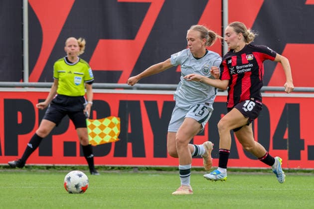 Leverkusen, Deutschland: 30.08.2026 - 1. Frauenbundesliga 2026 2027 - Bayer Leverkusen Frauen vs. VfL Wolfsburg Frauen Im Bild: v.li. im Zweikampf Weronika Arasniewicz (Wolfsburg) und Sofie Zdebel (Leverkusen) *** Leverkusen, Germany, August 30, 2026, Women s Bundesliga 2026–2027, Bayer Leverkusen Women vs. VfL Wolfsburg Women. Pictured, from left, in a tackle: Weronika Arasniewicz (Wolfsburg) and Sofie Zdebel (Leverkusen) Copyright: HMBxMedia MadeleinexFantini