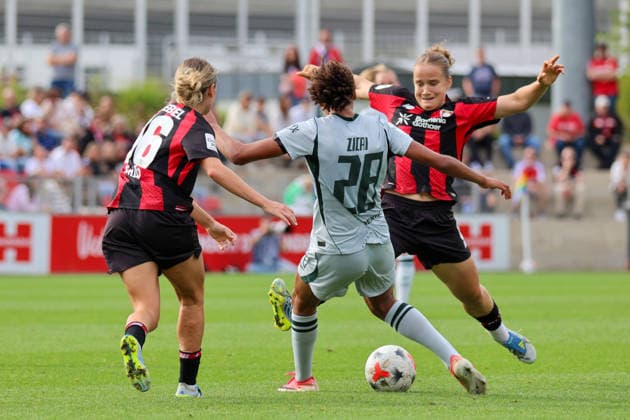 Leverkusen, Deutschland: 30.08.2026 - 1. Frauenbundesliga 2026 2027 - Bayer Leverkusen Frauen vs. VfL Wolfsburg Frauen Im Bild: v.li. im Zweikampf Sofie Zdebel (Leverkusen) und Cora Zicai (Wolfsburg) und Paulina Platner (Leverkusen) *** Leverkusen, Germany, August 30, 2026, Women s Bundesliga 2026–2027, Bayer Leverkusen Women vs. VfL Wolfsburg Women. Pictured, from left, in a tackle: Sofie Zdebel (Leverkusen), Cora Zicai (Wolfsburg), and Paulina Platner (Leverkusen) Copyright: HMBxMedia MadeleinexFantini