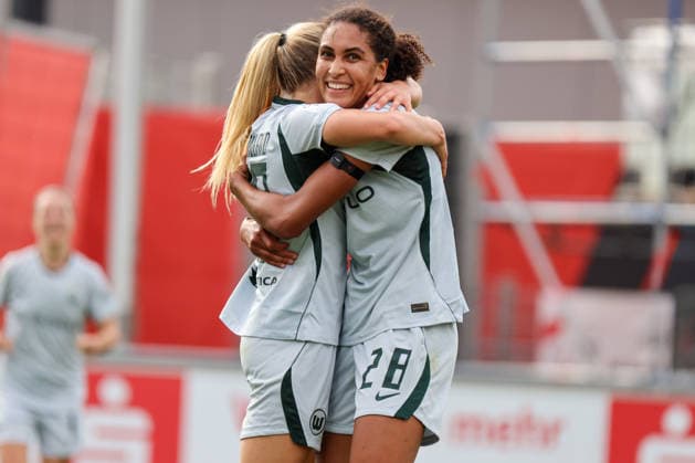Leverkusen, Deutschland: 30.08.2026 - 1. Frauenbundesliga 2026 2027 - Bayer Leverkusen Frauen vs. VfL Wolfsburg Frauen Im Bild: v.li. die Zweite Torschützin Cora Zicai (Wolfsburg) macht das Tor zum 2:1 für Wolfsburg und jubelt mit Anny Kerim-Lindland (Wolfsburg) *** Leverkusen, Germany, August 30, 2026, Women’s Bundesliga 2026–2027, Bayer Leverkusen Women vs. VfL Wolfsburg Women. Pictured from left: second goal scorer Cora Zicai of Wolfsburg scores the goal to make it 2–1 for Wolfsburg and celebrates with Anny Kerim Lindland, Wolfsburg Copyright: HMBxMedia MadeleinexFantini